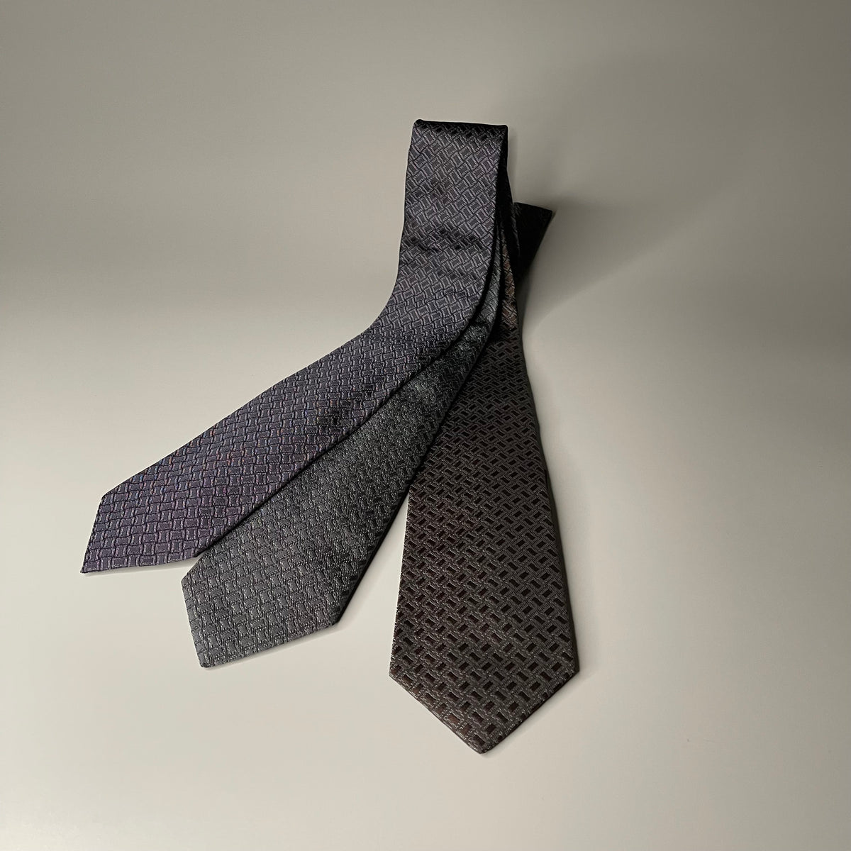 0312222★送料無料★反物★絹★絞り★グレー★檜垣模様★幅37cm　長さ8m20cm★リメイク素材★ジャンク品★織り★染め★繊細★手工芸品★